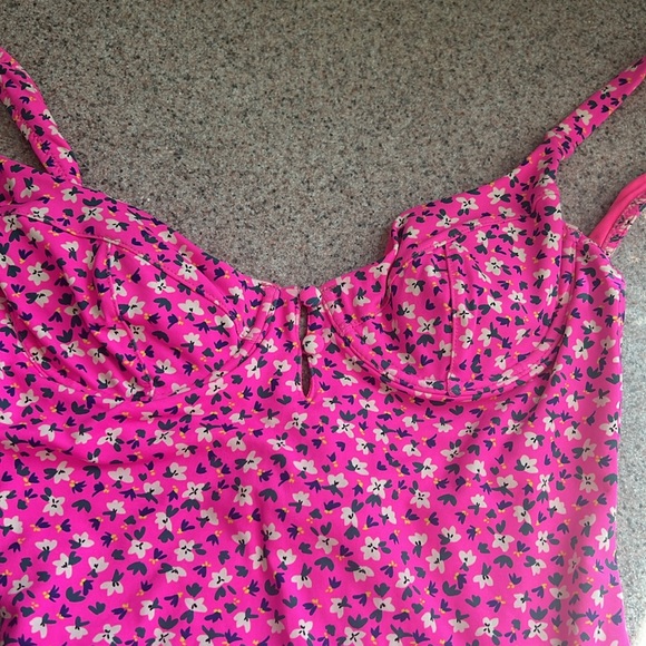 Low back flower one piece - Picture 5 of 9